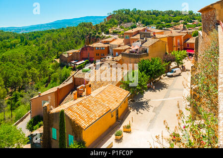 Blick auf die farbenfrohen und Ocker Dorf Roussillon in der Provence, Frankreich Stockfoto