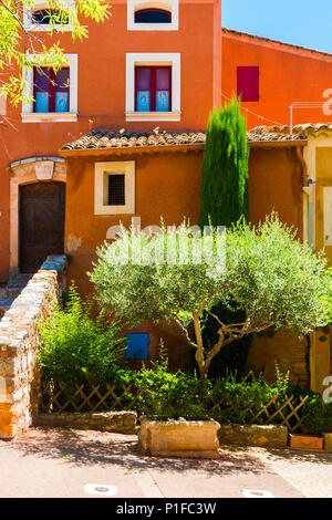 Bunte ockerfarbenen Häuser und Garten im Dorf Roussillon in der Provence, Frankreich Stockfoto