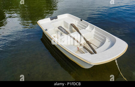 Weiße Zeile boot mit zwei alten hölzernen Rudern auf dem See günstig Stockfoto