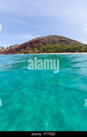 Über unterwasser Blick auf Strand, Makena, Maui, Hawaii. Stockfoto