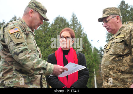 YAVORIV, Ukraine - Der neue US-Botschafter in der Ukraine, Marie L. Yovanovitch spricht mit Oberst Nick Ducich, Kommandant der Gemeinsame Multinationale Ausbildung Group-Ukraine, und Generalleutnant Pavlo Tkachuk, Kommandant der Landstreitkräfte Akademie der Ukraine Okt. 27 auf der internationalen Friedenssicherung und Security Center. "Dies ist ein großer Teil unserer Beziehung und es ist wichtig. Ich höre so viel über Sie und ich so viel darüber reden, so ist es wichtig für mich war, hier herauszukommen und sehen es für mich", sagte sie. JMTG-U primäres Ziel ist es, direkt auf ukrainische Soldaten in naher Zukunft in der Bahn, beim Helfen ukrainischen Land Stockfoto