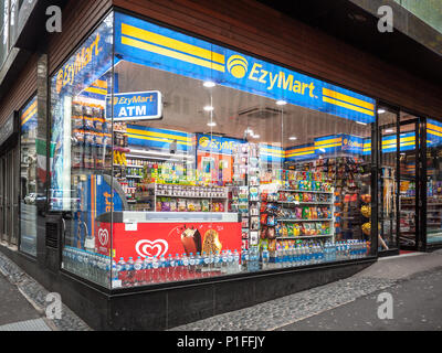 Eine EzyMart Convenience Store eröffnet an der Ecke der Straßen in Melbournes CBD. VIC Australien. Stockfoto