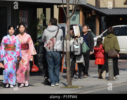 Traditionell gekleidete Japanische Frauen auf Yufumi-dōri in Yufu, Kyushu. Stockfoto