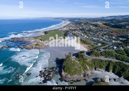 Brighton Beach und Big Rock Ecke, Brighton, Dunedin, Südinsel, Neuseeland - drone Antenne Stockfoto