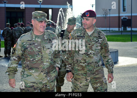 Gen. Mark A. Milley, Links, die 39 Stabschef der United States Army, Spaziergänge mit den 173Rd Airborne Brigade Kommandeur Oberst Gregory Anderson, während einer Tour von der Feuerwehr Hauptquartier in Caserma Del Din in Vicenza, Italien 27.10.2016. Die 173Rd Airborne Brigade ist der US-Armee Contingency Response Force in Europa, die in der Projektion bereit Kräfte überall in den USA in Europa, Afrika oder Zentrale Befehle Verantwortungsbereiche innerhalb von 18 Stunden. (U.S. Armee Foto von visuellen Informationen Spezialist Paolo Bovo/freigegeben) Stockfoto