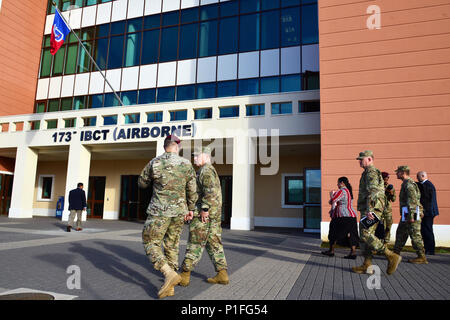 Gen. Mark A. Milley, rechts Mitte, die 39 Stabschef der United States Army, Spaziergänge mit den 173Rd Airborne Brigade Kommandeur, Oberst Gregory Anderson, Links, während einer Tour von der Feuerwehr Hauptquartier in Caserma Del Din in Vicenza, Italien 27.10.2016. Die 173Rd Airborne Brigade ist der US-Armee Contingency Response Force in Europa, die in der Projektion bereit Kräfte überall in den USA in Europa, Afrika oder Zentrale Befehle Verantwortungsbereiche innerhalb von 18 Stunden. (U.S. Armee Foto von visuellen Informationen Spezialist Paolo Bovo/freigegeben) Stockfoto