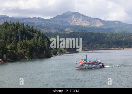 Schaufelrad River Tour Boot in der Nähe der Brücke der Götter auf dem Columbia River Reisen Stockfoto