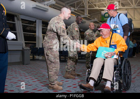 1. Sgt. Joseph Wertz, 1 Sergeant der ersten Armee Hauptsitz und Sitz der Loslösung, schüttelt Hände mit einem Veteran aussteigen eine Ehre Flug bei der Quad City International Airport, Illinois, Okt. 27, 2016. Ehre Flug der Quad Cities, ein Kapitel der Ehre Flugnetz, organisiert Flüge für Veteranen des zweiten Weltkrieges und die Kriege in Korea und Vietnam Memorials gewidmet in Washington, D.C., Freiwilligen, als "Wächter bekannt zu besuchen", die Veteranen begleitet Sie Unternehmen zu halten und nach Bedarf unterstützen. Etwa 95 Veteranen und 65 Wächter in dieser Flug teilgenommen. (Foto durch Stockfoto