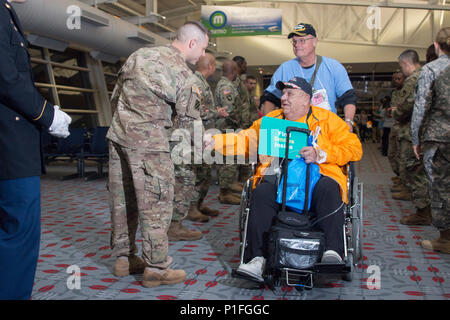 1. Sgt. Joseph Wertz, 1 Sergeant der ersten Armee Hauptsitz und Sitz der Loslösung, schüttelt Hände mit einem Veteran aussteigen eine Ehre Flug bei der Quad City International Airport, Illinois, Okt. 27, 2016. Ehre Flug der Quad Cities, ein Kapitel der Ehre Flugnetz, organisiert Flüge für Veteranen des zweiten Weltkrieges und die Kriege in Korea und Vietnam Memorials gewidmet in Washington, D.C., Freiwilligen, als "Wächter bekannt zu besuchen", die Veteranen begleitet Sie Unternehmen zu halten und nach Bedarf unterstützen. Etwa 95 Veteranen und 65 Wächter in dieser Flug teilgenommen. (Foto durch Stockfoto