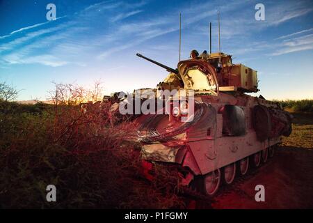 Us-Armee Pvt. Zachery T. Strother, 1 Platoon, ein Unternehmen, das 40th Engineering Bataillon zugeordnet, Uhren für feindliche Bewegung von einer inszenierten Angriff Position in einer M2 Bradley Fighting Fahrzeug während des Trainings Manöver während der 2016 Armee Warfighting Bewertung (AWA) 17-1, in Fort Bliss, Tx., Okt. 17, 2016. Die AWA wurde durchgeführt, um die Effektivität zu beurteilen. (U.S. Armee Foto von Sgt. Steven Hitchcock) Stockfoto