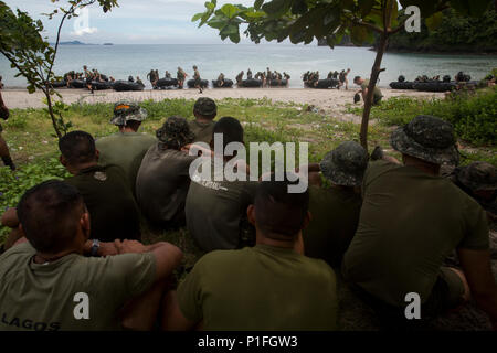 Philippinische Marines beobachten, wie US-Marines zu Fox Company, Bataillon Landung Team 2nd Battalion, 4th Marine Regiment, 31 Marine Expeditionary Unit, einer amphibischen Raid als Teil der Philippinischen amphibische Landung Übung 33 (PHIBLEX), bei Marine Kaserne Gregorio Lim, Ternate, Philippinen, Oktober 6, 2016. PHIBLEX 33 ist eine jährliche bilaterale Übung mit der Streitkräfte der Philippinen durchgeführt, dass amphibische Fähigkeiten und Live-Fire Training mit humanitären civic Unterstützung, Interoperabilität zu stärken und die Arbeitsbeziehungen durch Engagement verbindet, Ca Stockfoto