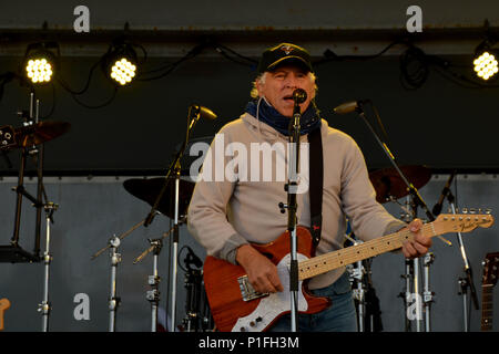 161030-N-XN 177-051 Yokosuka, Japan (30. Oktober 2016) - Recording Artist Jimmy Buffett und die Koralle Reefer Band durchführen für Segler und Familienmitglieder an Flotte Aktivitäten (FLEACT) Yokosuka, Japan während einer Marine Entertainment Konzert gefördert. FLEACT Yokosuka bietet, wartet und betreibt base Einrichtungen und Dienstleistungen zur Unterstützung der Siebten Flotte vorwärts - bereitgestellt Seestreitkräfte, 83 Mieter Befehle, und 24.000 militärisches und ziviles Personal. (U.S. Marine Foto von Petty Officer 1st Class Peter Burghart/Freigegeben) Stockfoto