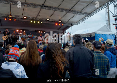 161030-N-XN 177-243 Yokosuka, Japan (30. Oktober 2016) - Recording Artist Jimmy Buffett und die Koralle Reefer Band durchführen für Segler und Familienmitglieder an Flotte Aktivitäten (FLEACT) Yokosuka, Japan während einer Marine Entertainment Konzert gefördert. FLEACT Yokosuka bietet, wartet und betreibt base Einrichtungen und Dienstleistungen zur Unterstützung der Siebten Flotte vorwärts - bereitgestellt Seestreitkräfte, 83 Mieter Befehle, und 24.000 militärisches und ziviles Personal. (U.S. Marine Foto von Petty Officer 1st Class Peter Burghart/Freigegeben) Stockfoto