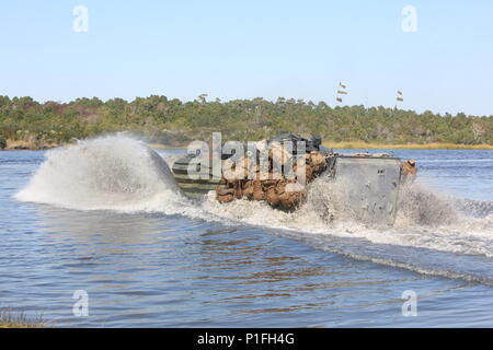 Ein amphibisches Fahrzeug mit Marines mit 3Rd Battalion, 14th Marine Regiment durch Wasser fährt vor der Durchführung einer simulierten Meer-Angriff in Camp Lejeune, N.C., Okt. 24, 2016. Marines mit 3 Mrd. Euro., 8 Marines, prüften ihre warfighting Fähigkeiten und zur Bekämpfung der Bereitschaft im Rahmen einer Marine Corps Combat Readiness Evaluation in der Vorbereitung für eine bevorstehende Bereitstellung. (U.S. Marine Corps Foto von Sgt. Clemente C. Garcia) Stockfoto