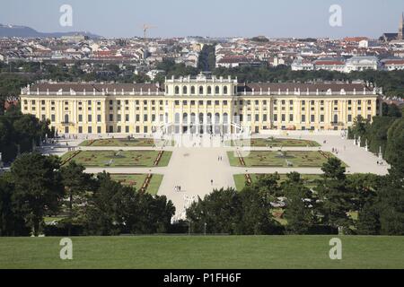 . Wien/Wien; Schloss Schönbrunn: Vista desde la parte Alta de Los Jardines al Palacio imperial y Ciudad. Stockfoto