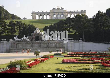 . Wien/Wien; Schloss Schönbrunn: Vista a Los Jardines, Fuente de Neptuno y "Gloriette" o Pabellón (parte Alta). Stockfoto