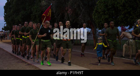 Us Marine Flugzeuge Gruppe 13 Universität Unteroffiziere Kurs (7-16) in die Toten Dash Fun Run in der Marine Corps Air Station Yuma, Ariz., Okt. 28, 2016 teilnehmen. Die Toten Dash Fun Run ist eine jährliche Veranstaltung, die von Marine Corps Community Services in einer Bemühung, die Moral zu verbessern gehostet werden. (U.S. Marine Corps Foto von Lance Cpl. Christian Cachola/Freigegeben) Stockfoto