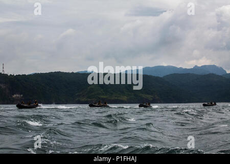 Philippinische Marines melden Sie US-Marines mit Fox Company, Bataillon Landung Team, 2.BATAILLON, 4. Marine Regiment, 31 Marine Expeditionary Unit, während des Kampfes Gummi Streifzüge Handwerk Ausbildung als Teil der Philippinischen amphibische Landung Übung 33 (PHIBLEX) vor der Küste von Marine Kaserne Gregorio Lim, Ternate, Philippinen, Oktober 5, 2016. PHIBLEX 33 ist eine jährliche bilaterale Übung mit der Streitkräfte der Philippinen durchgeführt, dass amphibische Fähigkeiten und Live-Fire Training mit humanitären civic Unterstützung, Interoperabilität zu stärken und die Zusammenarbeit vereint durch Stockfoto