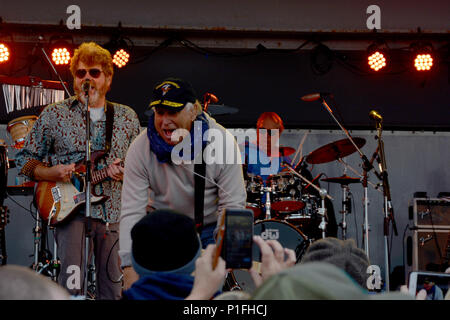 161030-N-XN 177-269 Yokosuka, Japan (30. Oktober 2016) - Recording Artist Jimmy Buffett wirft eine Gitarre Pick in die Menge während eines Marine Entertainment Konzert an Bord der Flotte Aktivitäten (FLEACT) Yokosuka gefördert. FLEACT Yokosuka bietet, wartet und betreibt base Einrichtungen und Dienstleistungen zur Unterstützung der Siebten Flotte vorwärts - bereitgestellt Seestreitkräfte, 83 Mieter Befehle, und 24.000 militärisches und ziviles Personal. (U.S. Marine Foto von Petty Officer 1st Class Peter Burghart/Freigegeben) Stockfoto