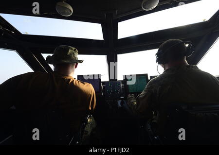 Petty Officer 2nd class Xavier Wofford, (links) und Petty Officer 2nd class Anthony Wheeler, sowohl an der Küste Riverine Squadron 4 (CRS) 4, ein Riverine Befehl boot (RCB), während ein Waffen übung Okt. 28, 2016 navigieren. CRS-4 ist in den USA der 5. Flotte Bereich für Maßnahmen zur Erhöhung der Kommandant, Task Group (CTG) 56.7 bereitgestellt. CTG -56,7 führt Maritime Security Operations die Freizügigkeit der strategische Transport- und Marineschiffe, die in den Küstengewässern Gebieten der USA 5 Flotte Bereich der Vorgänge sicherzustellen. (U.S. Marine bekämpfen Kamera Foto von Petty Officer 1. Steven H Stockfoto