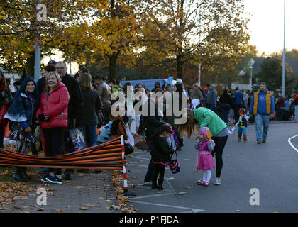 Mitglieder der Kaiserslautern Military Community Line up in der Vorbereitung für die Amtsleitung oder Behandeln Fall an der Air Base Ramstein, Deutschland, Okt. 31, 2016 zu starten. Die Veranstaltung gab den Familien die Möglichkeit, Trick oder Festlichkeit und den Urlaub in einer sicheren Umgebung erleben. (U.S. Air Force Foto von älteren Flieger Jimmie D. Hecht) Stockfoto