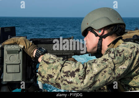 Petty Officer 2nd class Jessie Swietzer zur Küsten Riverine Squadron (CRS) 4 Sehenswürdigkeiten in einer M-240 Maschinengewehr während einer Waffen übung Okt. 28, 2016 zugeordnet. Stockfoto