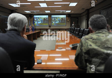 Mississippi Gouverneur Phil Bryant und US-Armee Generalmajor Janson Boyles, Adjutant General von Mississippi, Alabama National Guard, erhalten eine 333 Training Squadron Mission Briefing in Stennis Halle Oktober 25, 2016, auf Keesler Air Force Base, Fräulein bei seinem Besuch bei Keesler, Bryant auch eine Windschutzscheibe Tour des neuen Tor Projekt erhielt. (U.S. Air Force Foto von Kemberly Groue/Freigegeben) Stockfoto