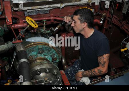 SASEBO, Japan - Petty Officer 1st Class Kyle Foxwell, gebürtig aus Middletown, Delaware, angeschlossen an das u-Boot-tender USS Frank Kabel (AS 40), prüft für Lecks nach dem Austausch der Port Welle Stevenrohr, an Bord USS Pioneer (MCM-9), Okt. 16 abzudichten.  Frank Cable ist eine der zwei vorwärts bereitgestellt u-Boot-Ausschreibungen und ist auf eine geplante Bereitstellung in den USA 7. Flotte Tätigkeitsbereich Wartung durchzuführen und die Unterstützung der Bereitstellung US Marine Force u-Boote und Überwasserschiffe in der Indo-Asien-Pazifik-Region. (US Navy Foto von Seemann Josh Coté/freigegeben) Stockfoto