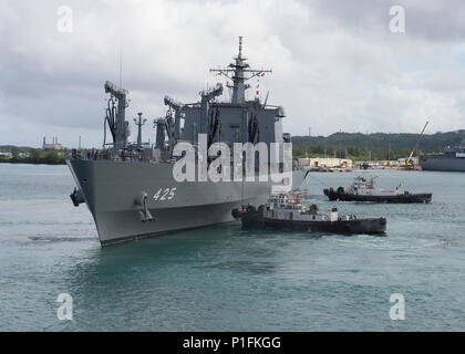 161101-N-ZK 021-199 - GUAM (Nov. 1, 2016) große Hafen schlepper unterstützen japanischen Schiff (JS) Mashu (FW 425) Abfahrt Apra Harbor in scharfen Schwert 2017 zu beteiligen. Scharfes Schwert 17 ist ein gemeinsames und bilateralen Bereich Training (Ftx) zwischen US-amerikanischen und japanischen Truppen bedeutete die Bereitschaft und die Interoperabilität im Rahmen des U.S.-Japan Alliance zu erhöhen. (U.S. Marine Foto von Petty Officer First Class Nardel Gervacio/Freigegeben) Stockfoto