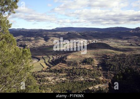 Spanien - Katalonien - Priorat (Bezirk) - TARRAGONA. Ulldemolins; paisaje y Pueblo. Stockfoto