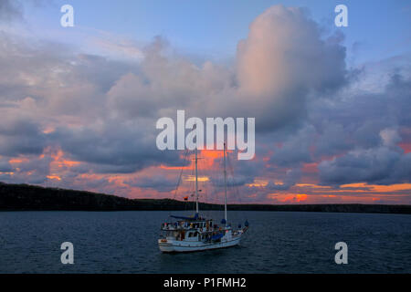 Segelboot bei Sonnenaufgang in Great Darwin Bay, Genovesa Island Nationalpark Galapagos, Ecuador Stockfoto