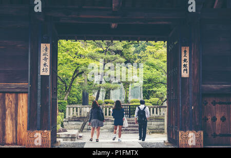 KYOTO, JAPAN, August 2, 2017: Japanische junge Studenten zurück aus der Volksschule in Kyoto, Japan. Stockfoto