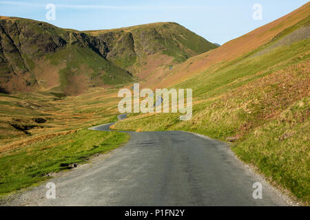 Newlands Pass ist eine drei Kilometer lange Straße entlang der Newlands Valley, aus dem Dorf Braithwaite, in der Nähe von Keswick, Buttermere. Die höchsten p Stockfoto