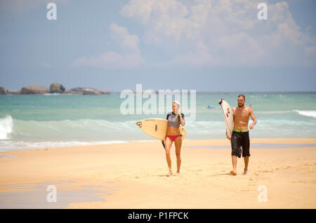 Surfer am Strand von Hikkaduwa, Sri Lanka Stockfoto