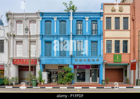 Singapur - 10. Juni 2018: Die bunten Shophouses in Chinatown mit geschlossenen Shoppes Stockfoto