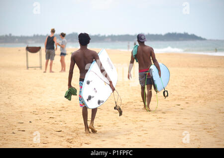 Surfer am Strand von Hikkaduwa, Sri Lanka Stockfoto