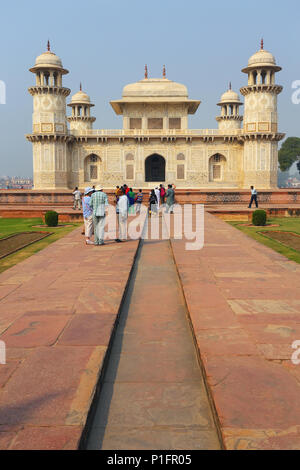 Tomb of Itimad-Ud-Daulah in Agra, Uttar Pradesh, Indien. Dieses Grab wird oft als Entwurf des Taj Mahal angesehen. Stockfoto