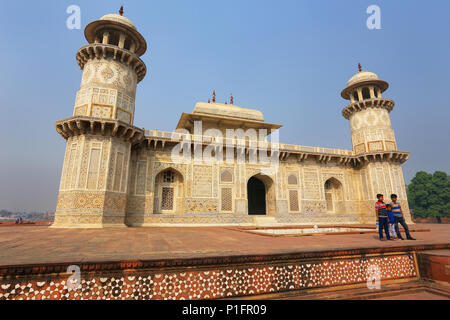 Lokalen jungen stand vor der Itimad-ud-Daulah Mausoleum in Agra, Uttar Pradesh, Indien. Dieses Grab ist oft als Entwurf des Taj Mahal. Stockfoto