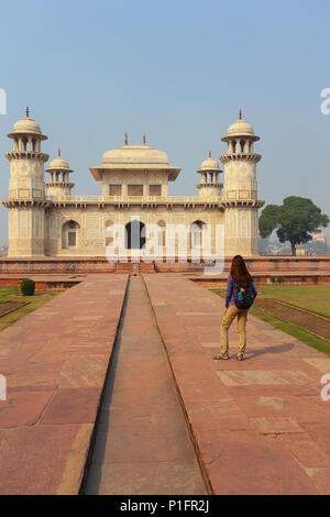 Tomb of Itimad-Ud-Daulah in Agra, Uttar Pradesh, Indien. Dieses Grab wird oft als Entwurf des Taj Mahal angesehen. Stockfoto