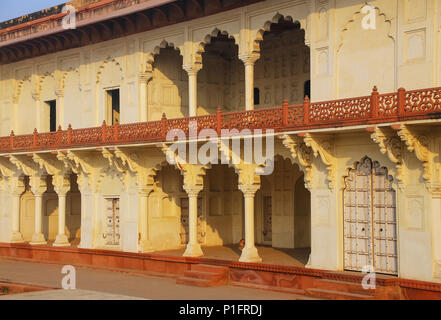 Arcade umliegenden Anguri Bagh (Grape Garden) in Agra Fort, Uttar Pradesh, Indien. Das Fort wurde in erster Linie als militärische Struktur gebaut, wurde aber später Stockfoto