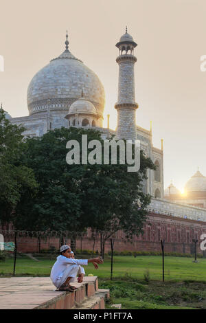 Lokalen Jungen außerhalb Taj Mahal in Agra, Uttar Pradesh, Indien sitzen. Taj Mahal wurde als UNESCO-Weltkulturerbe im Jahr 1983 bezeichnet. Stockfoto