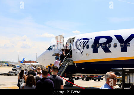 Die Passagiere an Bord eines Ryanair Boeing 737-800 Flugzeuge in Madrid Adolfo Suarez Flughafen Barajas, Madrid, Spanien. Mai 2018 Stockfoto