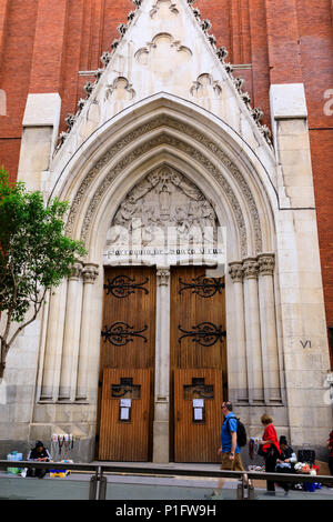 Vordere Türen zur Parraquia de Santa Cruz, Iglesia de la Santa Cruz, auf der Calle Atocha, Madrid, Spanien. Mai 2018 Stockfoto