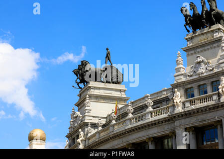 Quadriga, vier Pferd wagen, Skulpturen auf der Oberseite der BBVA Bank Gebäude, Calle Alcala, Madrid, Spanien. Mai 2018 Stockfoto