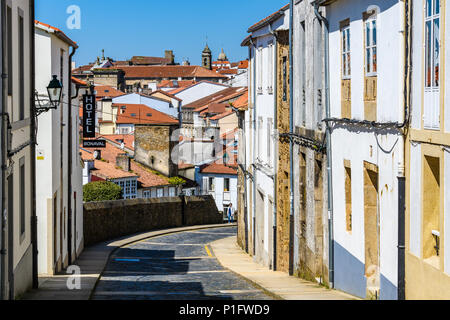 Leere Straße in der Altstadt von Santiago de Compostela, Galicien, Spanien Stockfoto