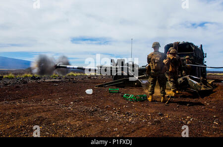 Us-Marines Bravo Batterie zugewiesen, "Schwarze Schafe", 1.BATAILLON 12 Marine Regiment, Feuer ein M777A2 Howitzer während einer direkten Brand Übung, Teil der Lava Viper 17.1, im Bereich 13 an Bord des Pohakuloa Training Area, auf der grossen Insel von Hawaii, Okt. 16, 2016. Lava Viper ist eine jährliche kombinierte Waffen Training, dass Elemente wie Infanterie und Logistik integriert, mit indirekter Feuer von Artillerie sowie Unterstützung aus der Luft aus der Luft Element. (U.S. Marine Corps Foto von Cpl. Ricky S. Gomez) Stockfoto