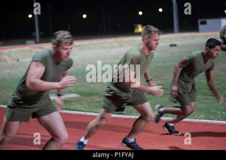 Us-Marines zugeordnet Special Purpose Marine Air Ground Task Force - Krisenmanagement - Afrika die Startlinie während eines 400-m-Rennen in Morón, Spanien, 26. Oktober, 2016. Die Marines organisierten eigene Olympische-Spiele Kameradschaft zu erhöhen, fördern Teamarbeit und körperliche Fitness zu erhalten. Die Agilität des Wettbewerbs enthalten eine 100 meter Staffellauf, einem 100-Meter Dash, ein 400-meter Dash und eine 400 Meter Staffellauf. Us-Marines und Matrosen zugeordnet Special Purpose Marine Air-Ground Task Force-Crisis Response-Africa Befehl Support Operations, Erfolgsunsicherheiten und Sicherheit ein Stockfoto