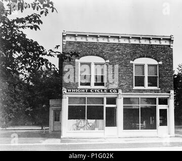 Nach einem kurzen Gastspiel in der Druckbranche, Orville und Wilbur Wright beschlossen, ein Fahrrad Shop gemeinsam in Dayton, Ohio zu öffnen. Dieses Foto zeigt den Wright Cycle shop, wie es im Jahr 1937 nach Greenfield Village in Dearborn, Michigan, dem Henry Ford Museum bewegt wird. Stockfoto