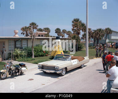 Anreise von Astronauten L. Gordon Cooper jr. bei Patrick Air Force Base für Parade in seiner Ehre. Stockfoto