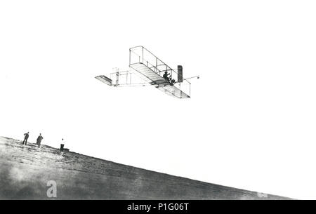 Ein Foto von Orville Wright in seinem Schirm in Kitty Hawk, North Carolina, 1911. Am 24. Oktober 1911 Orville getestet ein neuer Schirm und brach alle vorherigen Segelfliegen Datensätze tatsächlich die hochfliegenden und Aufenthalt in Flug für 9 Minuten und 45 Sekunden. Seine Aufzeichnung für mehr als ein Jahrzehnt gedauert. Stockfoto